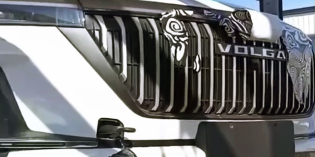 Новую "Волгу" засняли на автовозе: показываю, какой она будет
