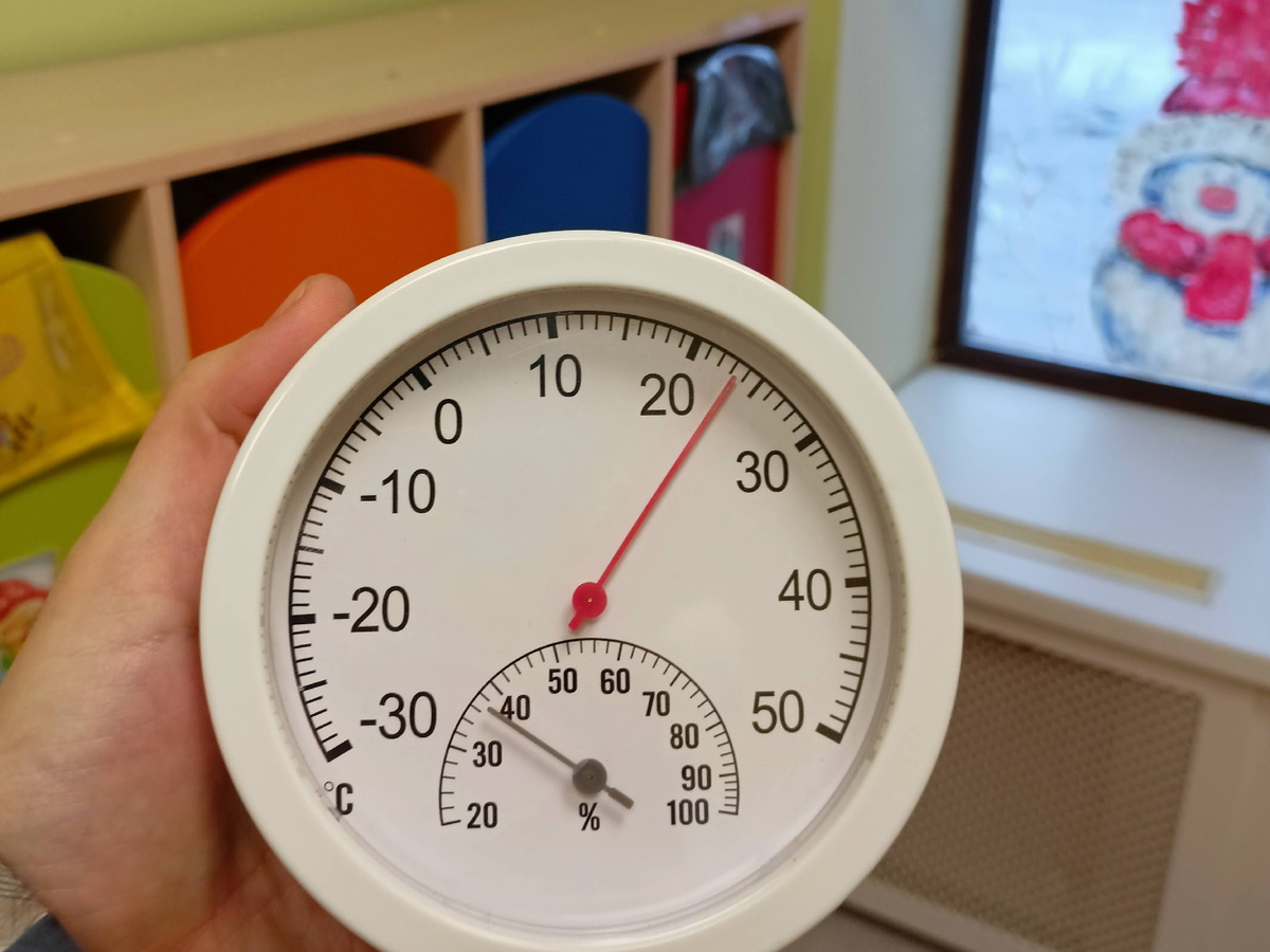 В первых яслях. Не удивительно, что Лёня там вечно кашлял