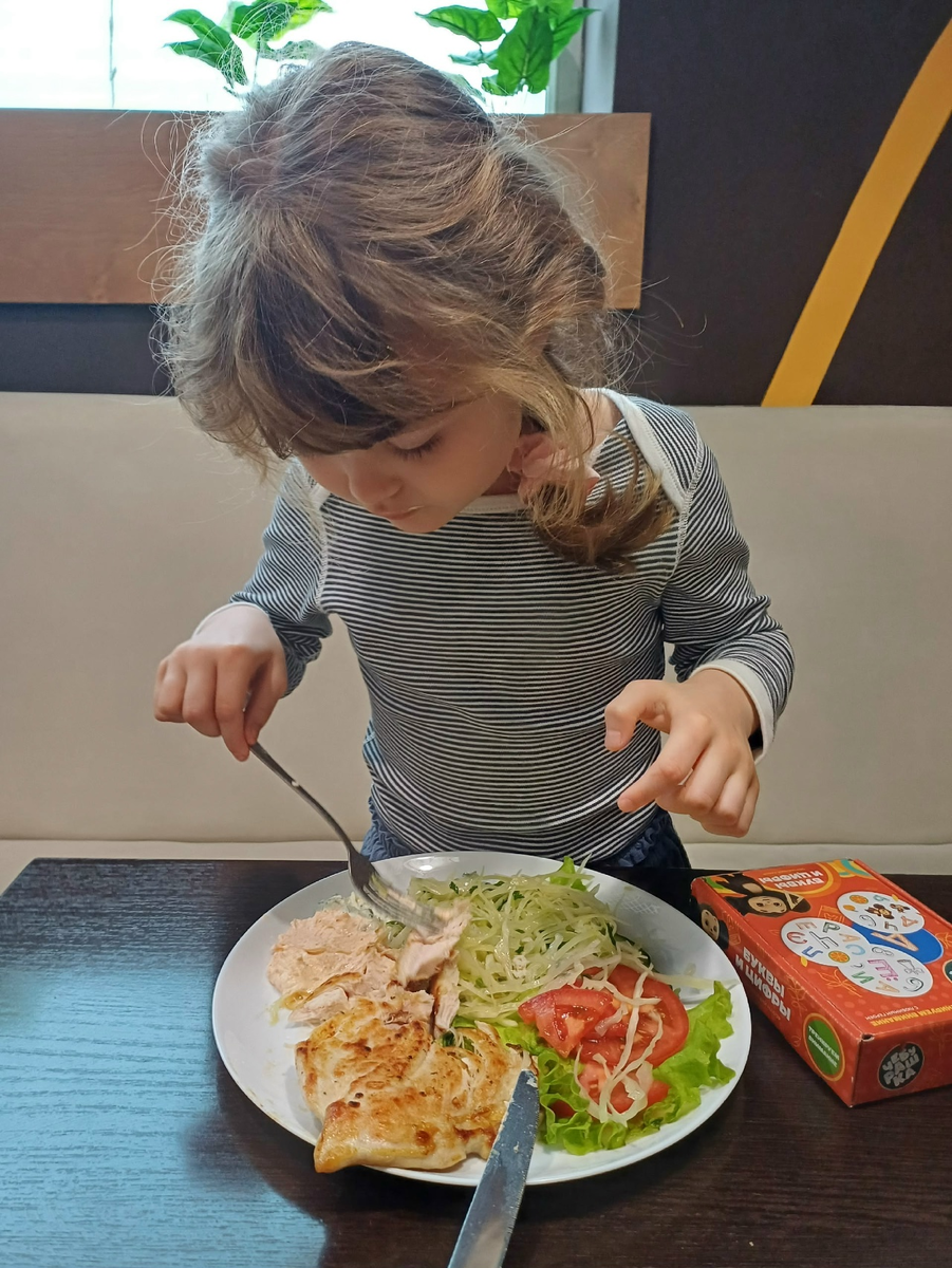 в кафе. Теперь можно и покушать)