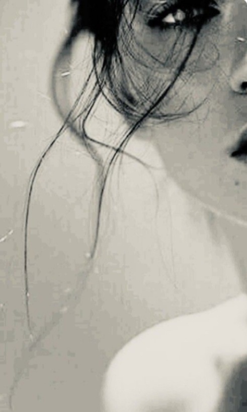 


- В жизни, как с этими шнурками. В особенности, если касается отношений.. - Она отпила из чашечки кофе, когда они забежали перекусить и посмотрела на его развязанный шнурок. 

У него вытянулось лицо. 

- Да, милый! Так и есть.. 
Самые удобные шнурки из простых ниток. Они как и простые люди, с их вполне приземленным общением. Если их смочить, то есть, если возникнет проблема, вообще, будет не развязать. 
Но есть одна беда..

Она сделала паузу, заставив его удивиться. 

- Надолго их может не хватить. В конце концов, они порвуться. Особенно, если их часто завязывать или перетягивать.- Пожала она плечами. 

- Синтетические лучше. Очень прочные. Лавсан, капрон, карбон. Почти вечные. Как твои.. 

Она указала на его обувь. 

- Но они слишком скользкие, чтобы завязывать прочные отношения надолго..
Там каждый шнурок, как в броне. Сам за себя. Поэтому чаще развязываются. Приходиться периодически  останавливаться и подвязывать заново.. 

Р. Шарафисламов. " Дорога на Хураками".