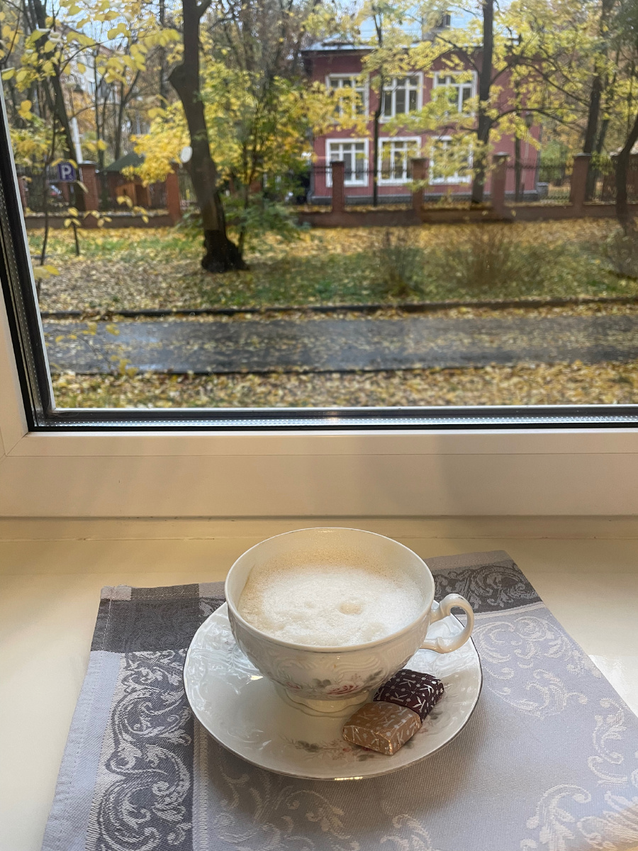 «Дни поздней осени бранят обыкновенно,               Но мне она мила, читатель дорогой,               Красою тихою, блистающей смиренно. …»