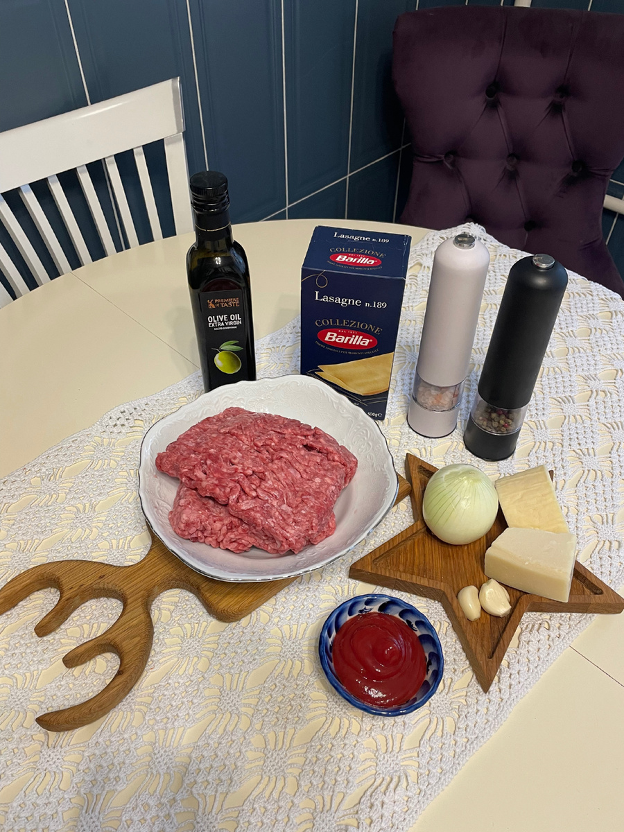 Наш набор ингредиентов) был ещё томат, ну и кое-что для соуса бешамель.