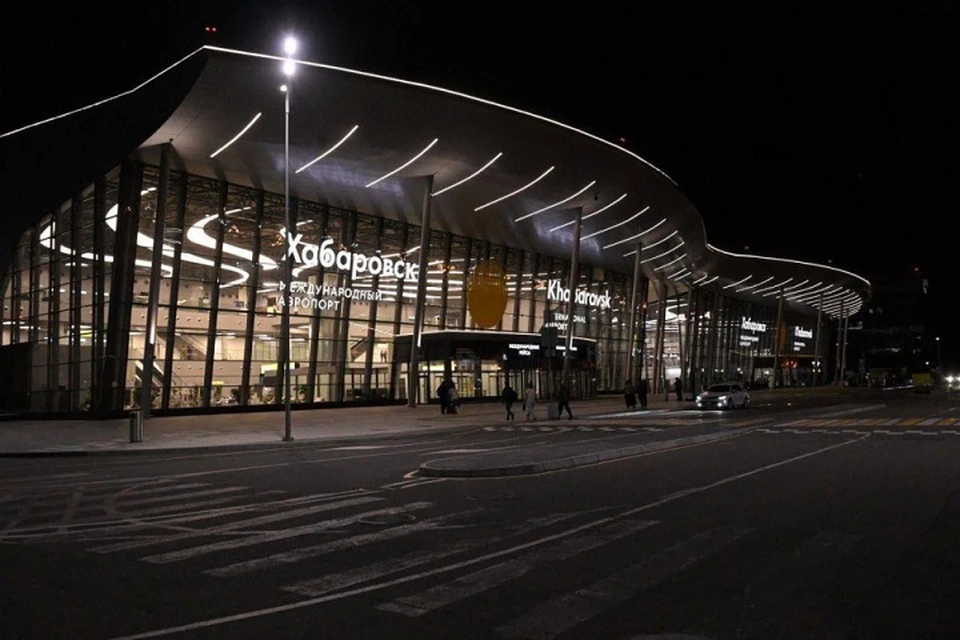 Международный аэропорт «Хабаровск (Новый)» ночью - новый терминал и современная архитектура Дальнего Востока.