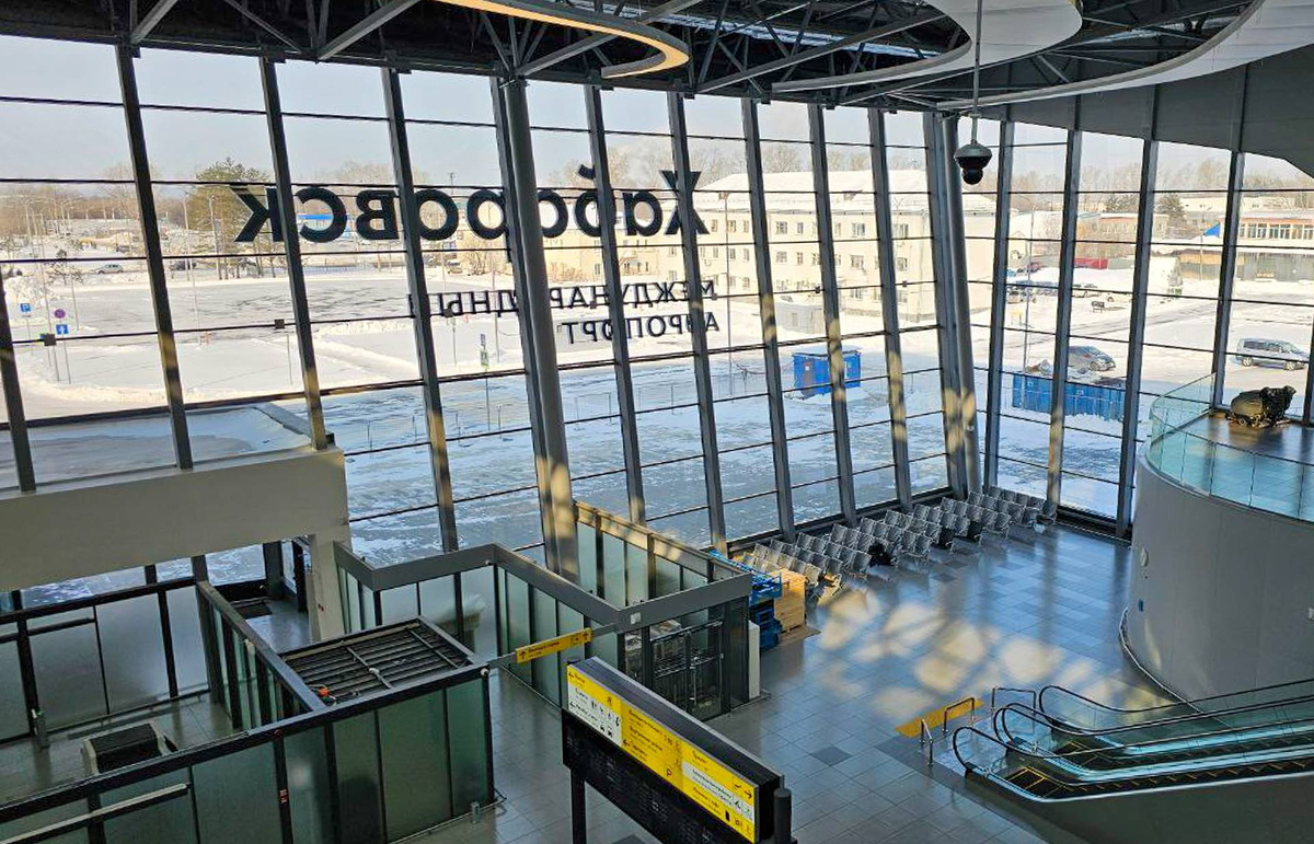 Интерьер нового терминала международного аэропорта «Хабаровск (Новый)» - светлый атриум с панорамными окнами.