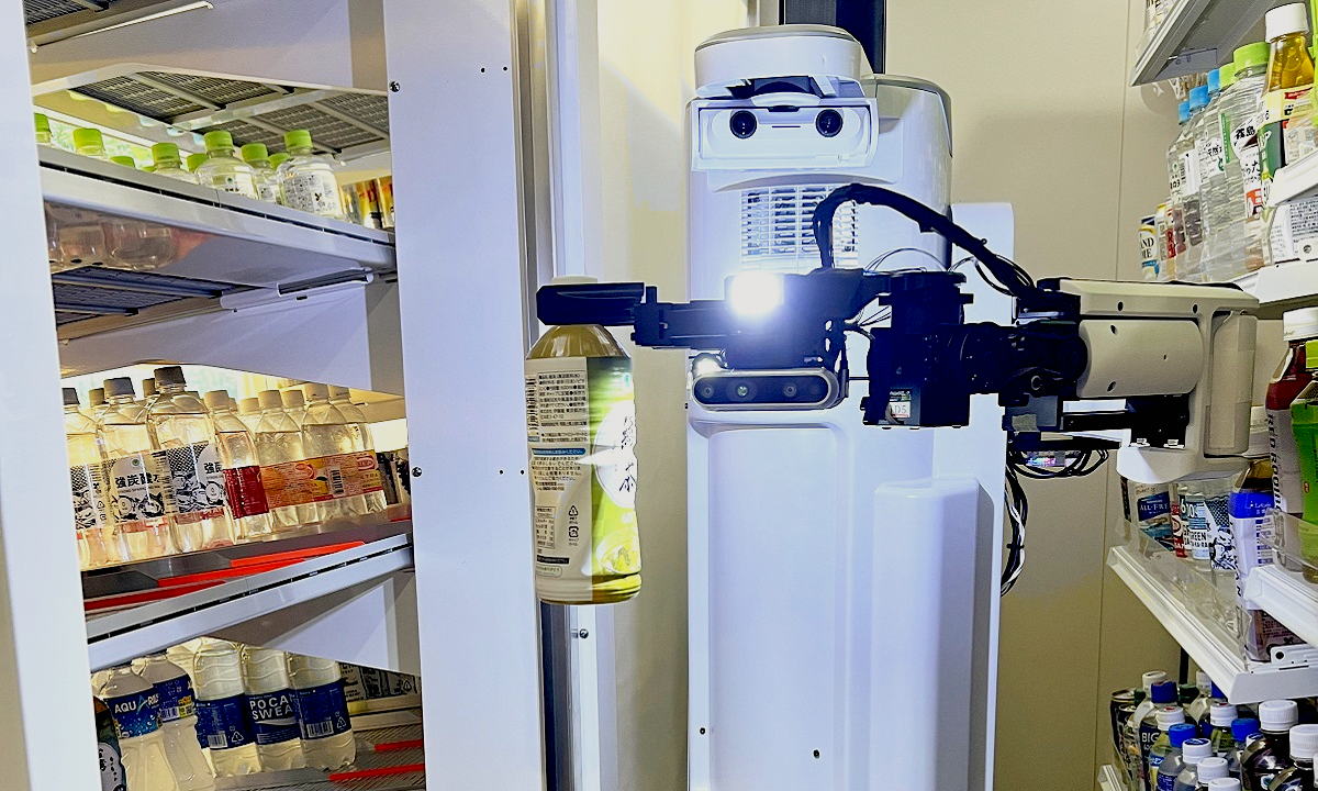 Один из роботов, "работающих" в японских конвини