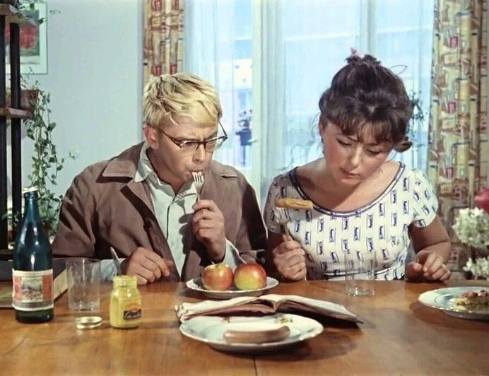 Без горчицы - никак! Кадр из фильма "Операция "Ы" и другие приключения Шурика".