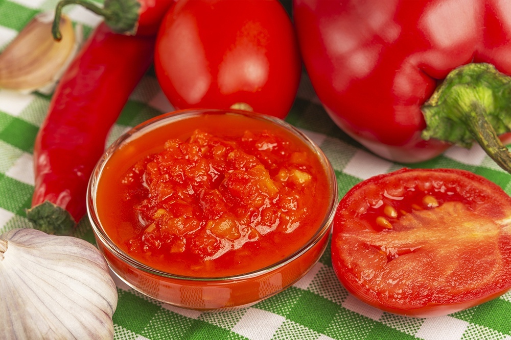    Аджика - универсальная приправа, которую можно приготовить десятками способов. / iStock