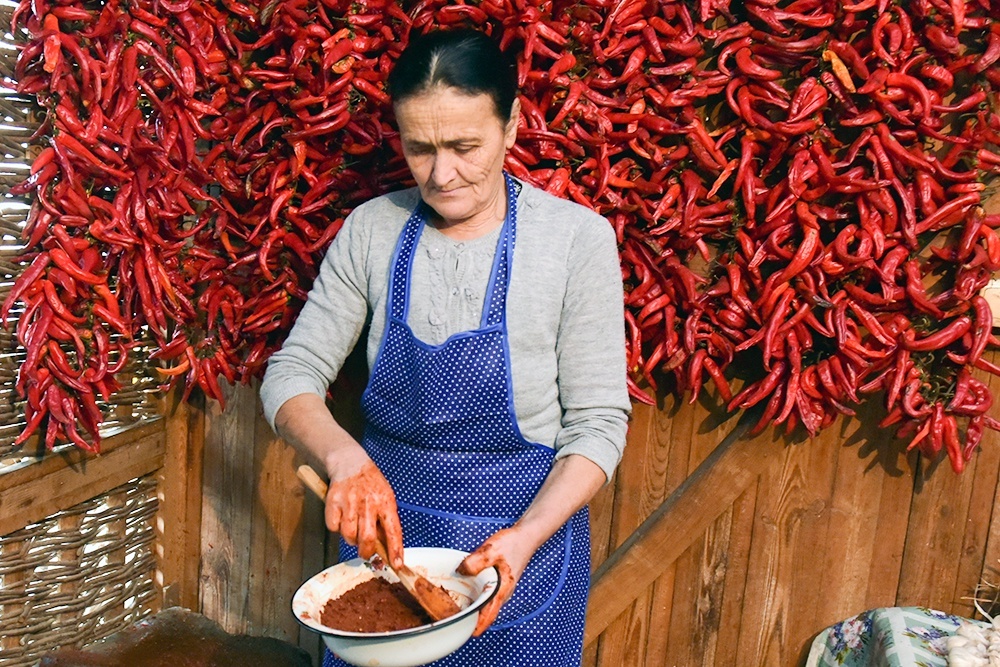    Аджика - это острый соус-приправа. В кавказской кухне она занимает особое место: ярко-красная, густая, огненно-жгучая и ароматная. / Фото: Томас Тхайцук/Sputnik/РИА Новости