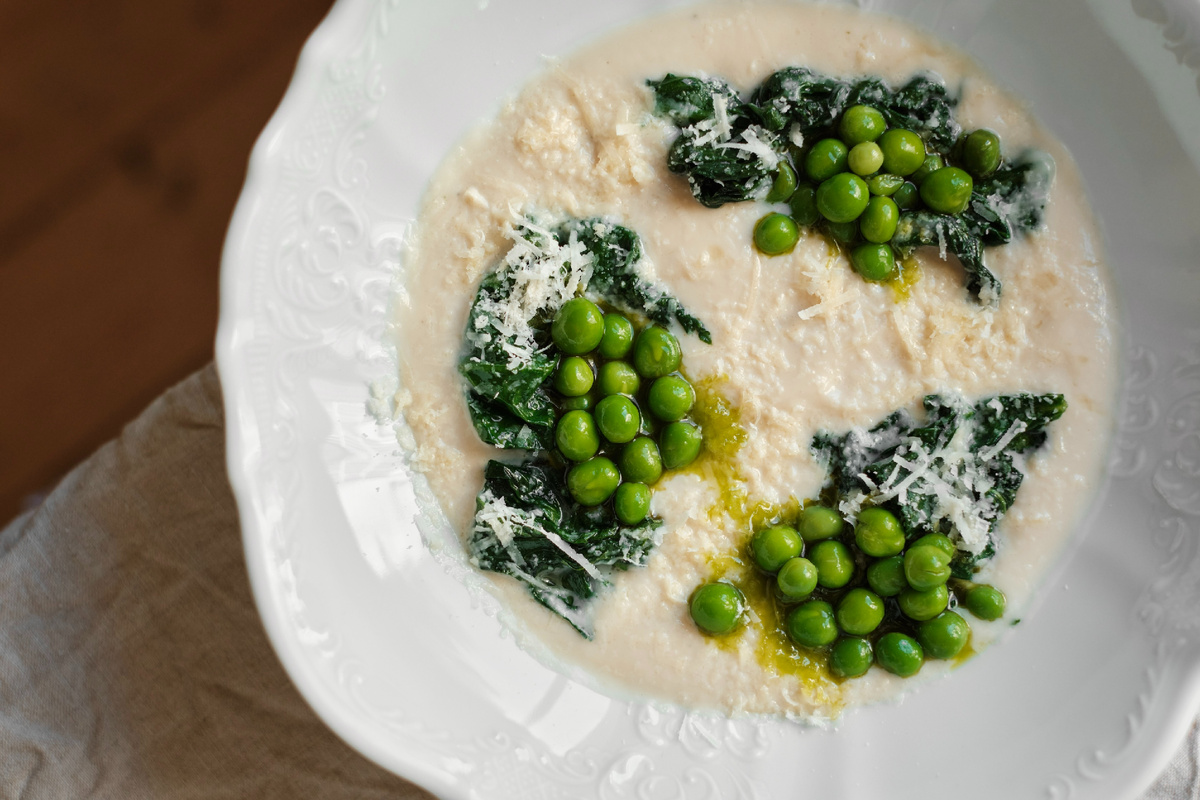Крем-суп из цветной капусты со шпинатом и молодым горошком в Kalabasa