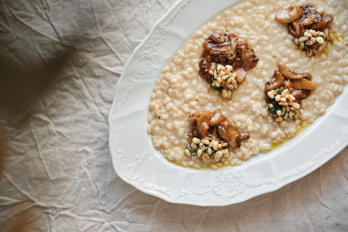 Перлотто с белыми грибами и кедровыми орешками в Kalabasa