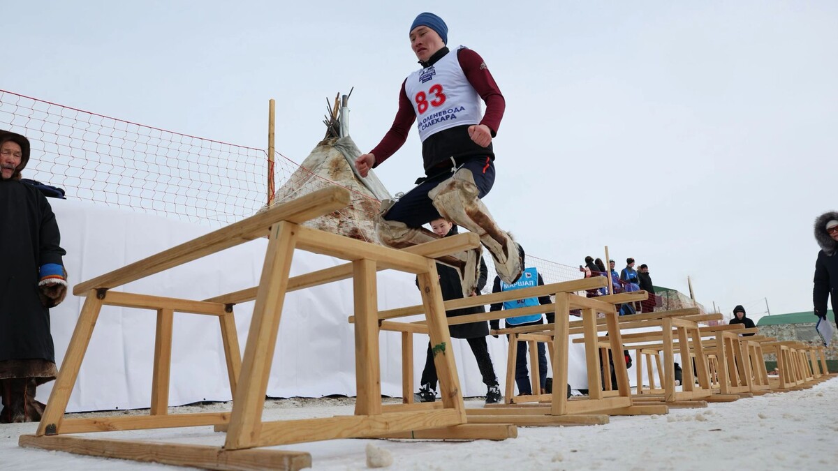    Прыжки через нарты – один из видов национального пятиборья. Фото: Андрей Ткачёв / "Ямал-Медиа"