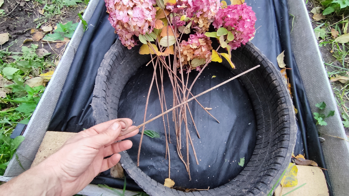 Застилаем подготовленное место черным или белым укрывным материалом 60 плотности.