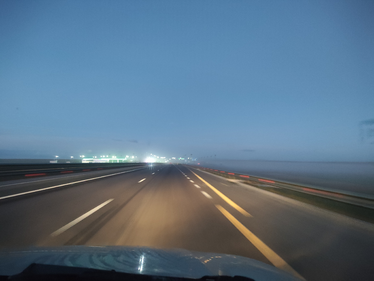 Справа от машины - туман, слева его нет...