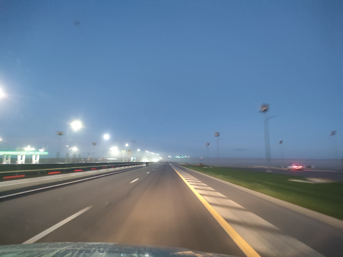 Фонари немного мглу разгоняют...