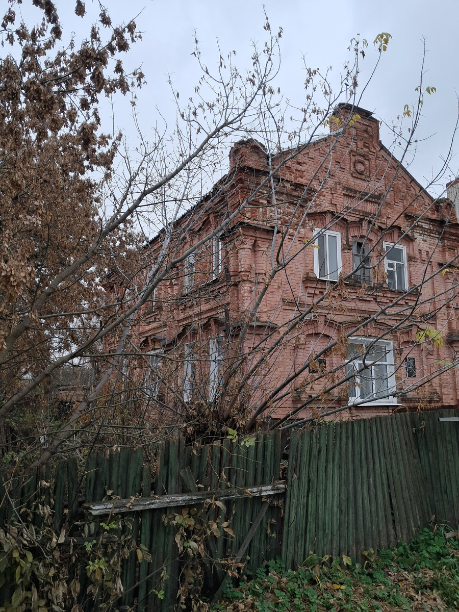 фото автора -памятник архитектуры,охраняется государством. Дом купца Ломакина