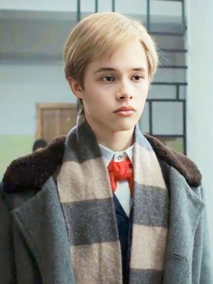 Леон Кемстач в роли Пальто. Кадр из фильма "Слово пацана. Кровь на асфальте"