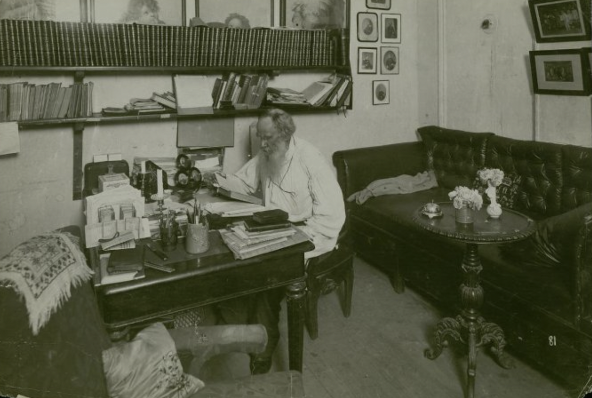 Лев Николаевич Толстой за работой в кабинете, 1908 