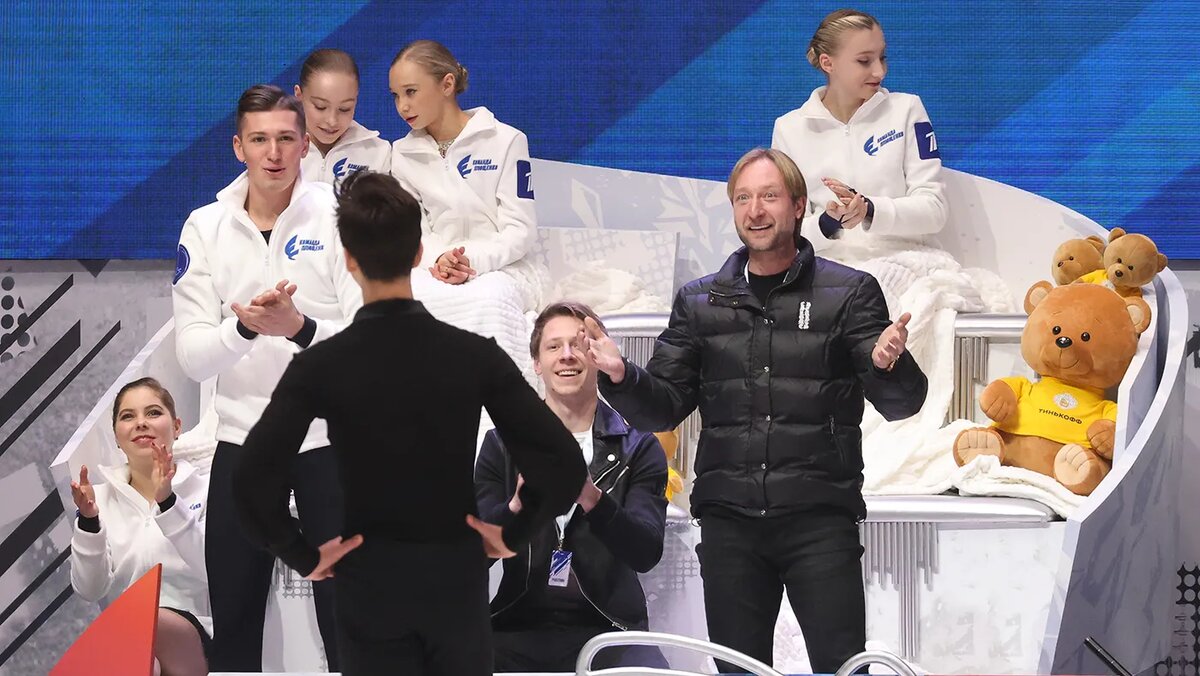   Валентина Певцова / ТАСС- Евгений Плющенко (справа)