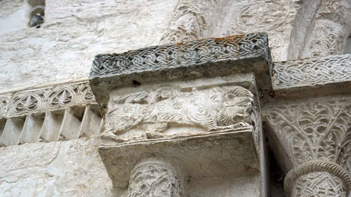 Белокаменная резьба — уникальный феномен владимиро-суздальских храмов, ради которого туристы едут в регион
