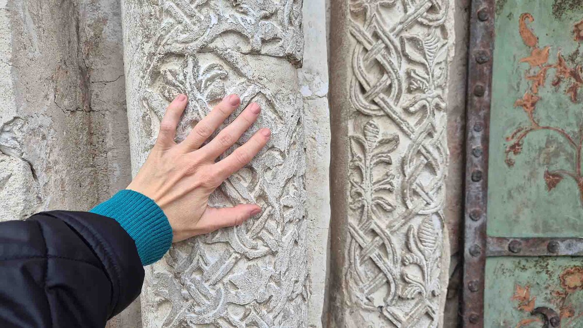 Раньше многие церкви полностью были покрыты такой резьбой. До наших дней сохранилось лишь несколько храмов с резьбой. Один из них в Суздале