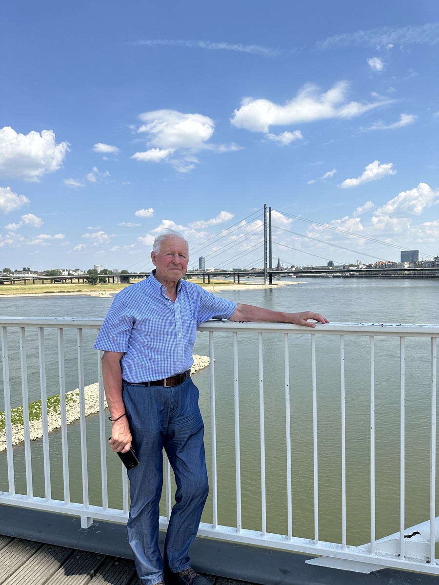 Автор стихотворения - известный петербургский инженер Станислав Александрович Шульман