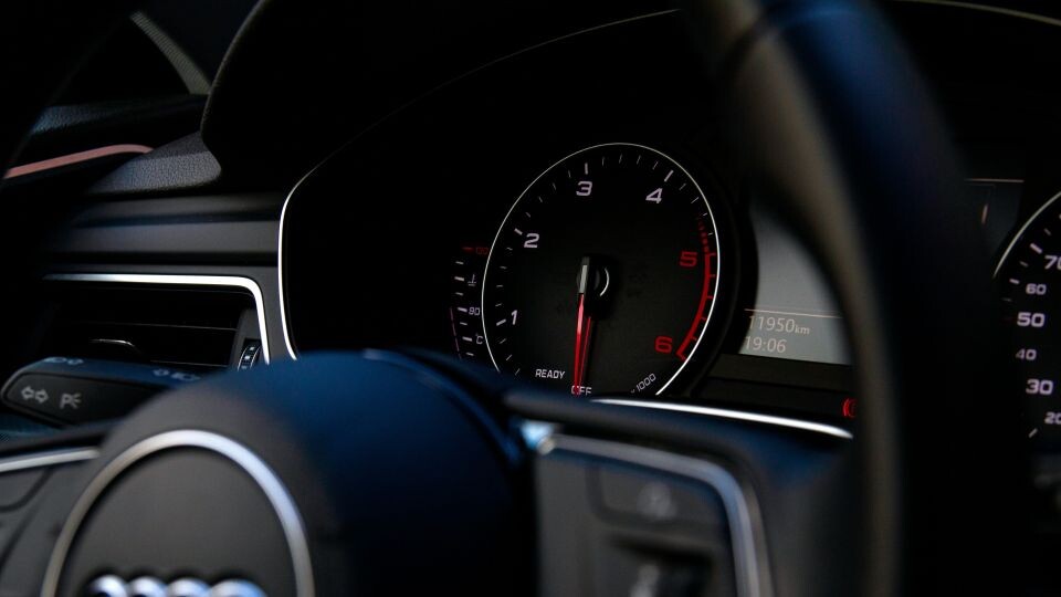    Автомобиль. За рулем. Спидометр. Источник: unsplash.com