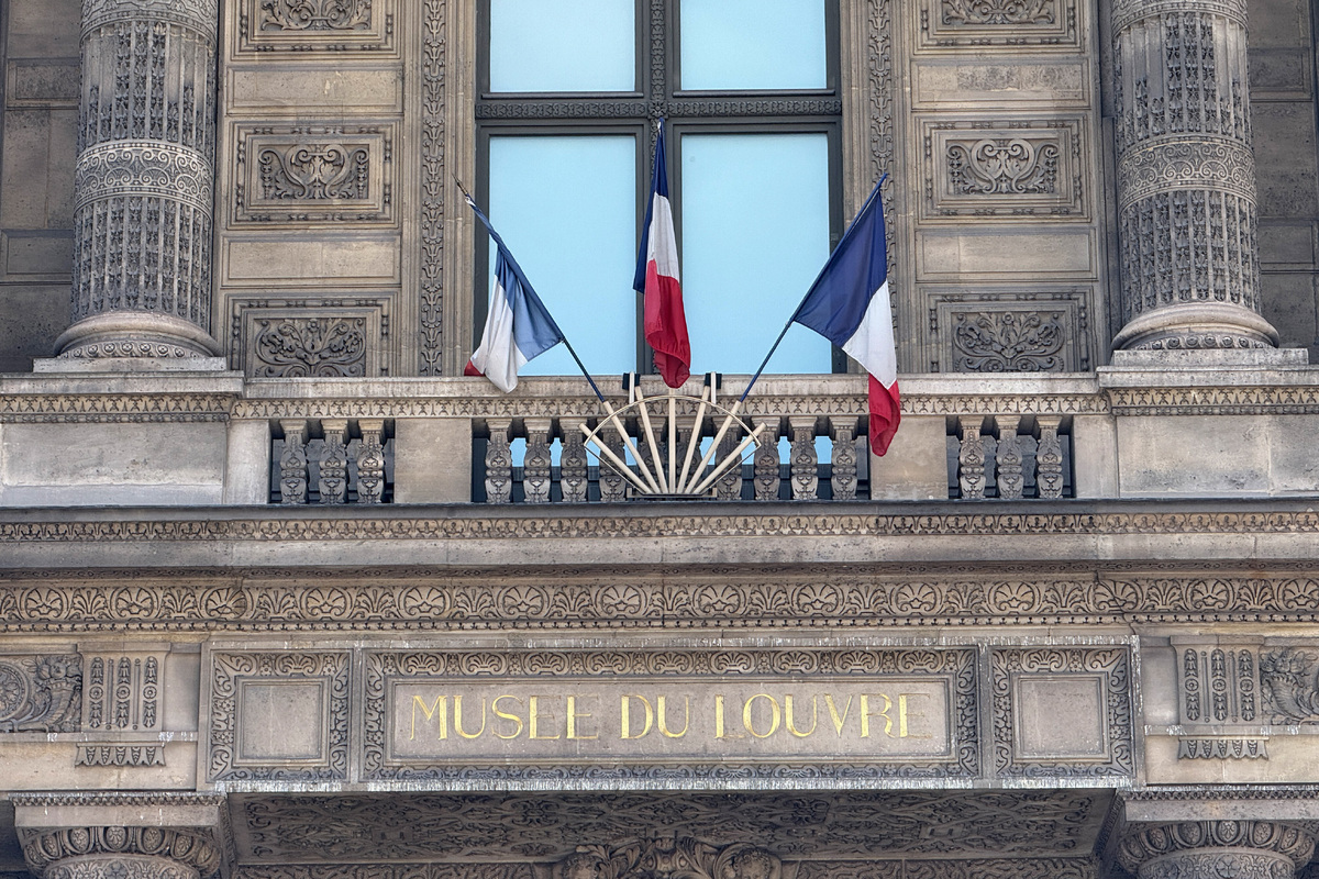    Многострадальный музей: сколько раз грабили Лувр за всю его историю?