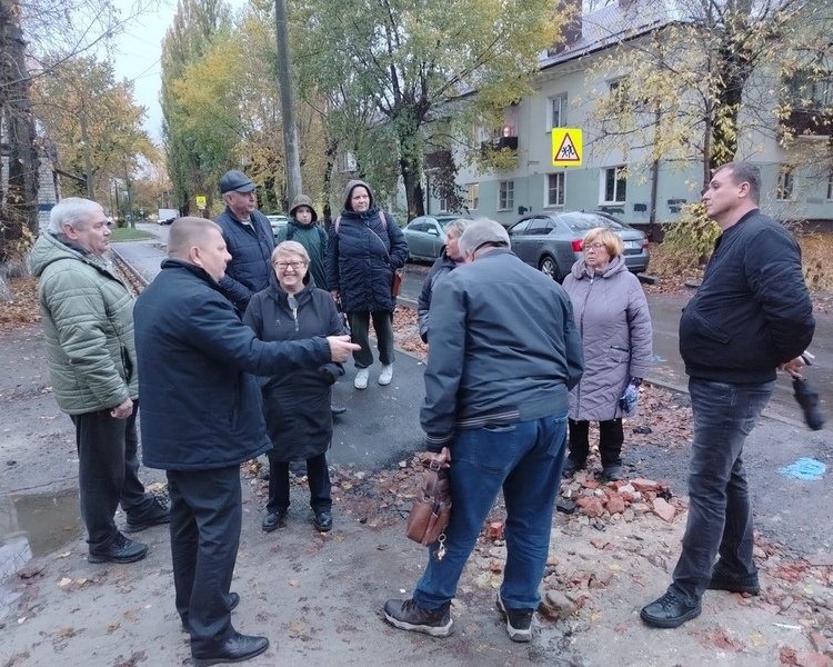     В Курске после жалоб жителей отремонтируют тротуар в Железнодорожном округе
