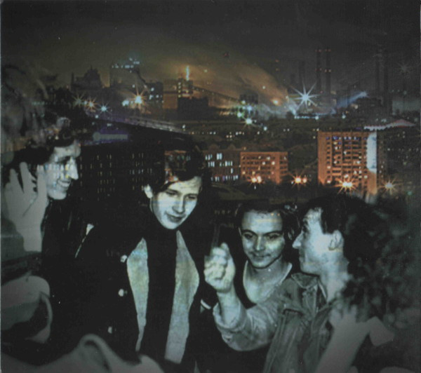 Элемент оформления CD-издания. Сжал руку в кулак Р. Неумоев, второй слева от него - К. Рыбьяков.