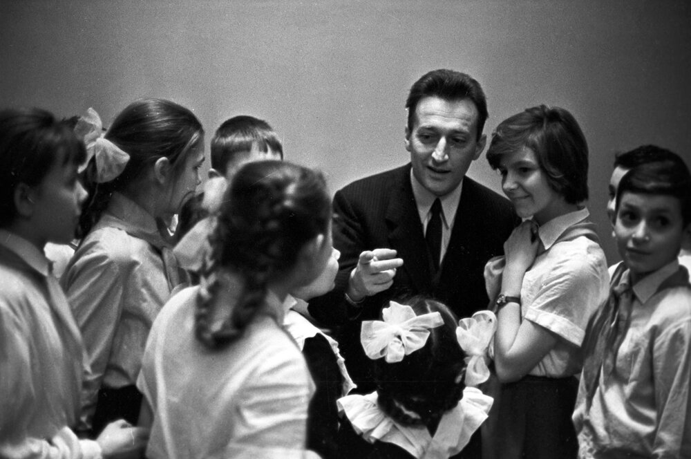    Джанни Родари с московскими школьниками, 1961 г. Фото: РИА Новости/ Михаил Озерский