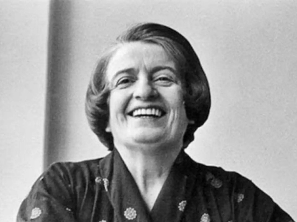 Айн Рэнд (урождённая Алиса Зиновьевна Розенбаум) — американская писательница и философ, создательница философской системы объективизма.