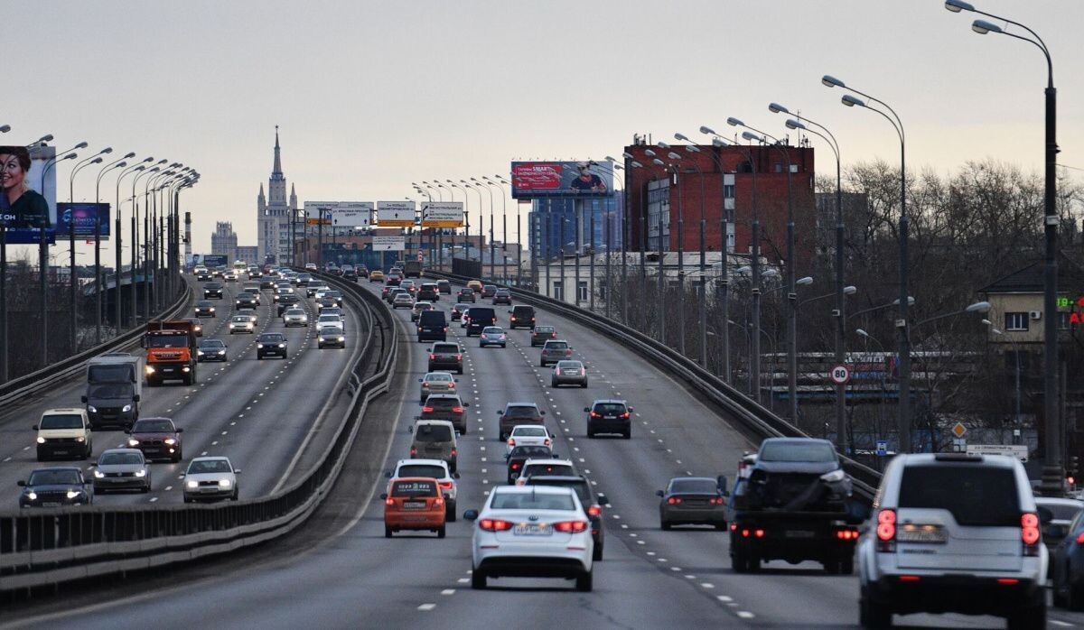     Автомобили едут по улице Мневники в Москве. Источник: © РИА Новости Автор фото: Наталья Селиверстова