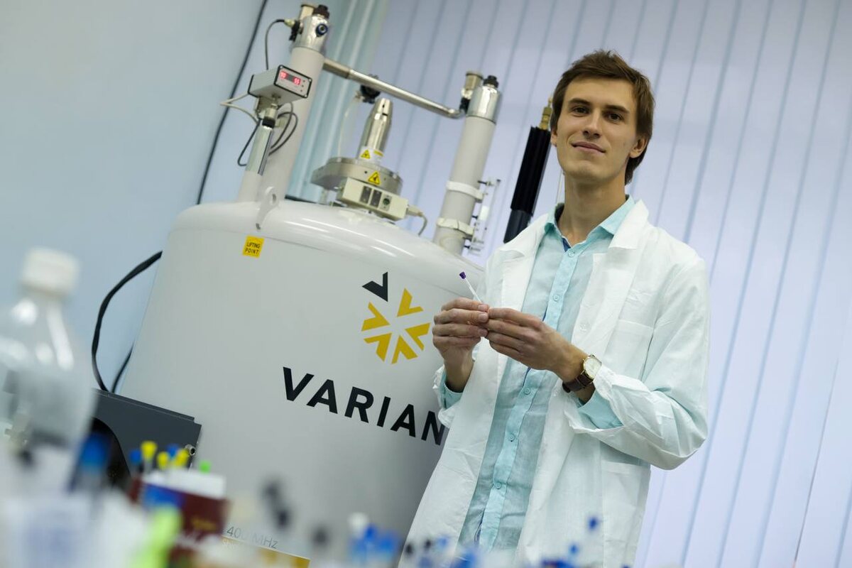 Спектрометр ядерного магнитного резонанса (ЯМР) со сверхпроводящим магнитом, на котором выполнялось исследование