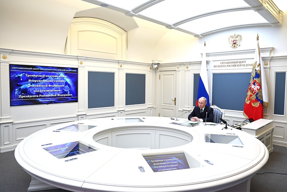    Владимир Путин вышел на связь с Генштабом из ситуационного центра Кремля. / РИА Новости