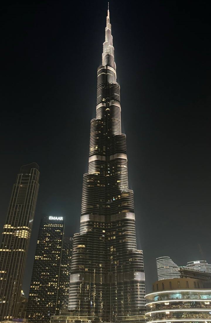 Бурдж-Халифа в Дубае вечером 
