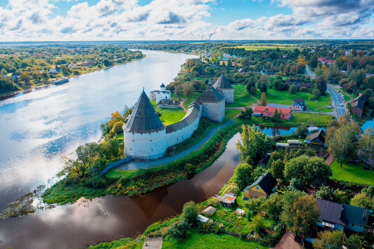 В этом тихом и спокойном местечке находится древнейшая каменная крепость России — Староладожская. Фото: Dudarev Mikhail / Shutterstock / Fotodom