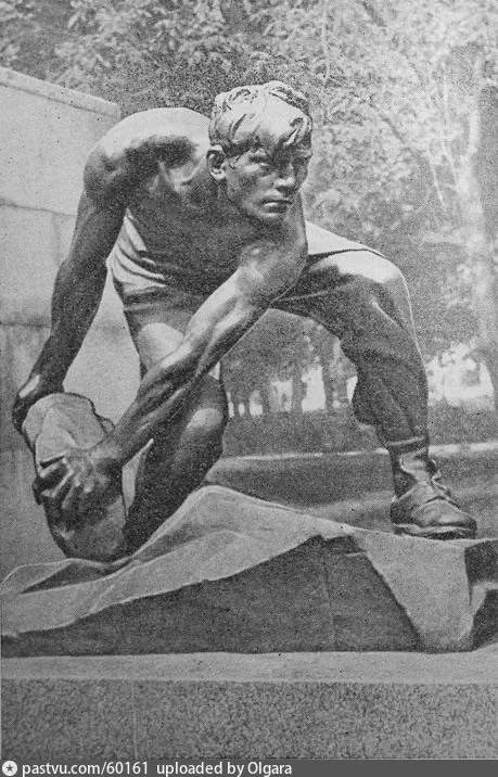 Булыжник - оружие пролетариата. Скульптура И. Шадра.