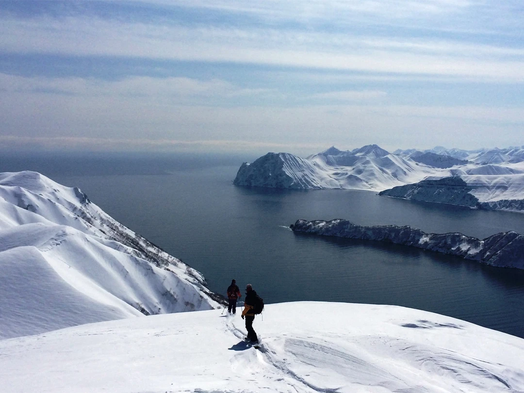 Скитур на Камчатке: фрирайдеры спускаются к заливу среди снежных гребней, (источник: shutterstock.com)