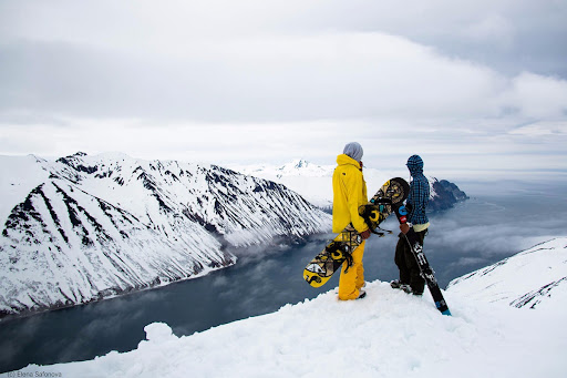 Сноуборд на Камчатке: два райдера на кромке хребта, панорама бухты и тумана, (источник: skistop.ru)