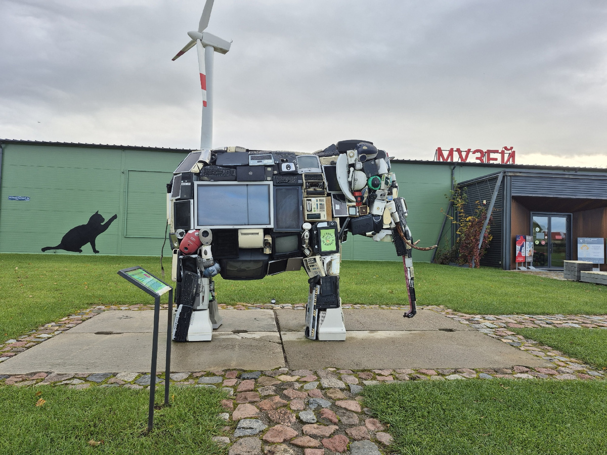 Увеличьте фотографию, слон сложен из телевизоров, мониторов, экранов, телефонов и других знакомых вещей. Полистайте