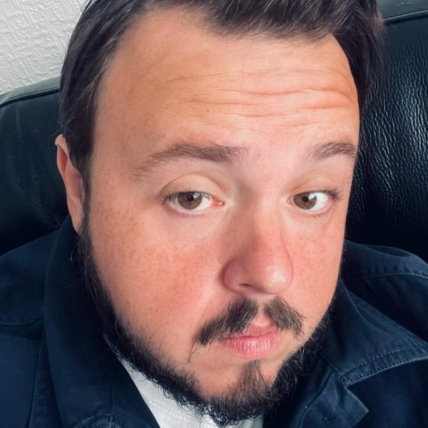     Джон Брэдли, Селия Имри и Ричард Э. Грант снимаются в комедии «Счастливого Рождества, Обри Флинт»