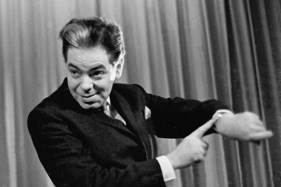 Аркадий Райкин во время выступления, 1964 год. Источник: Михаил Трахман / РИА «Новости»