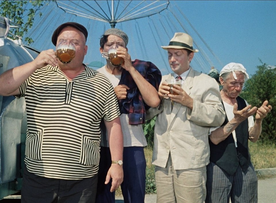 Кадр из фильма "Кавказская пленница", реж. Л. Гайдай, 1967 г.