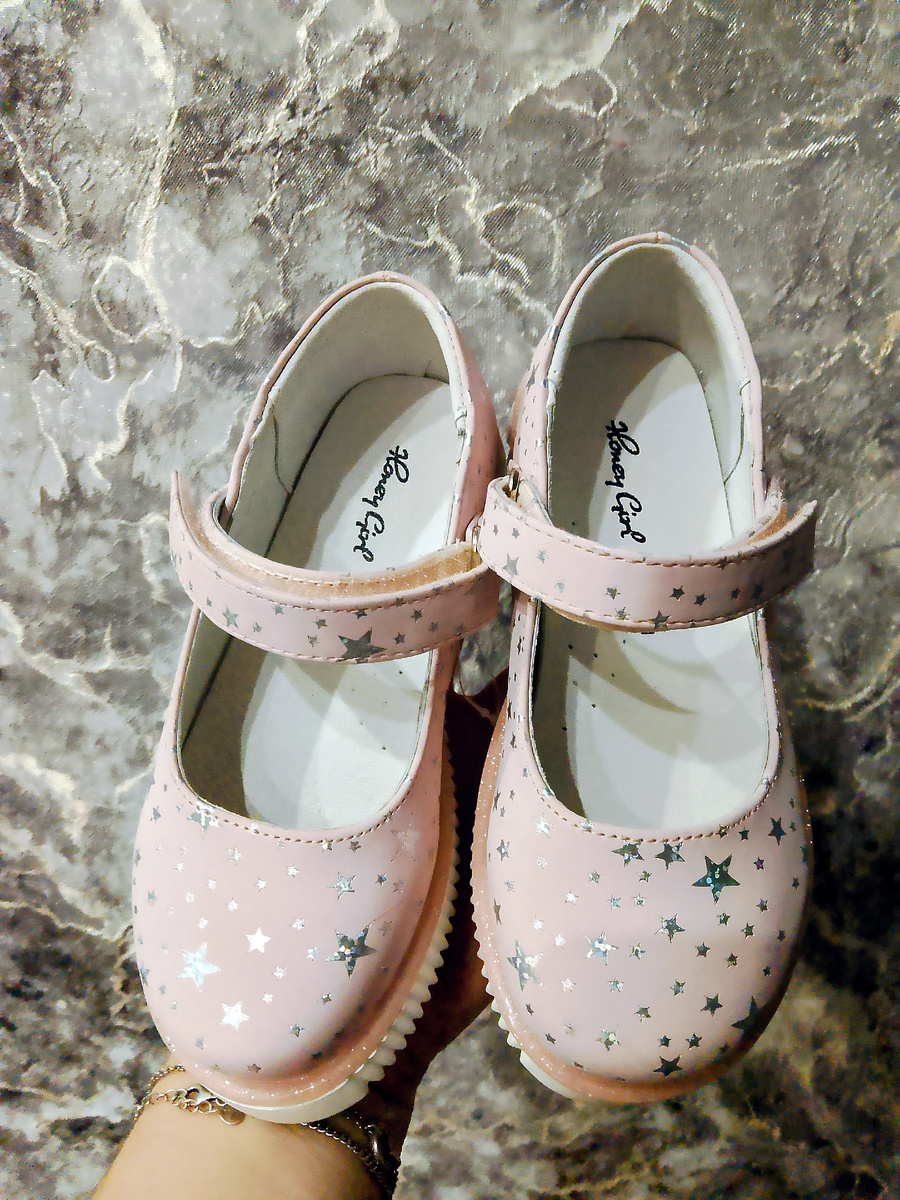 На днях купили для дочери новые туфельки в сад