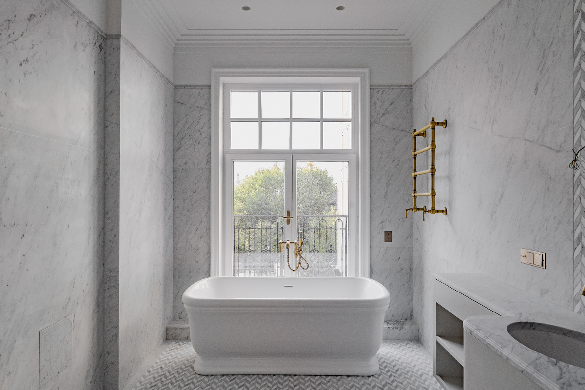 Клубный дом Barkli Gallery: интерьер с отделкой натуральным камнем от INCOM STONE