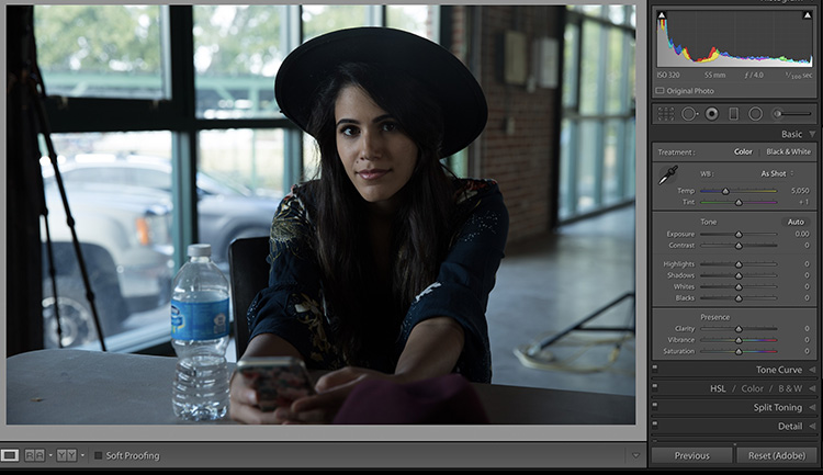 Исходное изображение до автообработки: тёмный портрет в Lightroom без коррекции. Обратите внимание на гистограмму в правом верхнем углу – большинство тонов сосредоточено в темной части, что указывает на недоэкспонированность снимка.