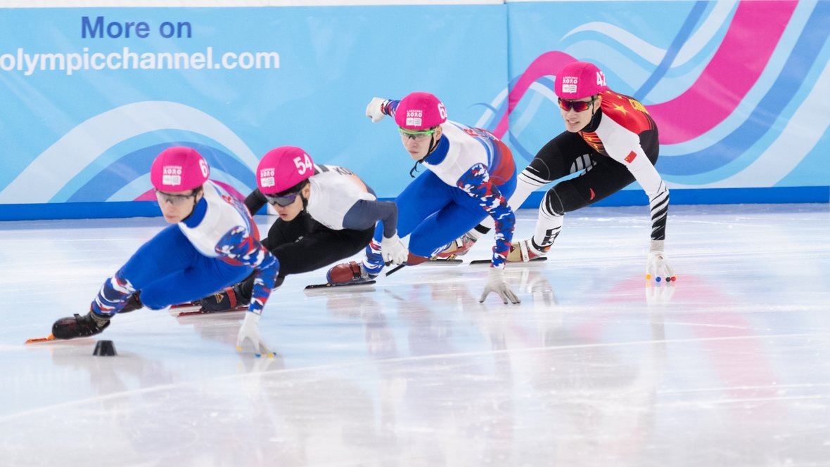    Российские шорт-трекисты Владимир Балбеков (слева) и Даниил Николаев (третий слева). Global Look Press