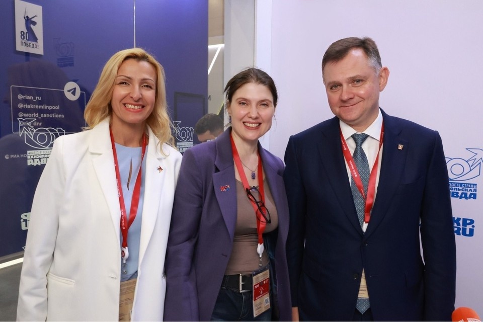    Встреча на ПМЭФ-2025 главы Ростовской области Юрия Слюсаря, генерального директора "Комсомольской правды" Олеси Носовой и директора ростовского филиала КП Елены Соболевой.