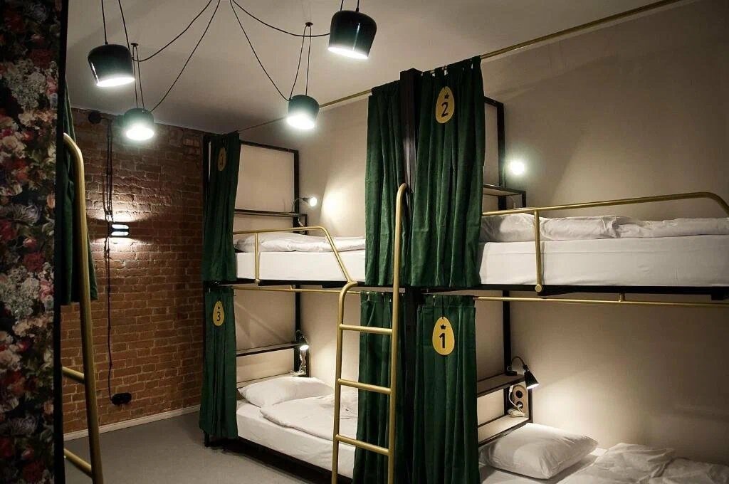 Номера в хостелах обычно разделяют по полу: женские и мужские, но бывают и смешанные комнаты, которые стоят дешевле. Фото: Guten Duck / Яндекс Путешествия
