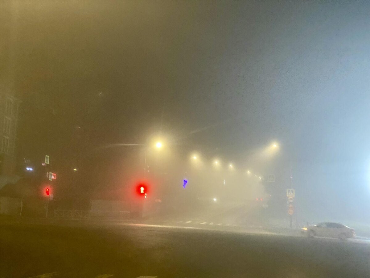 Синенькое - это гирлянда на столбе, красненькое - светофор ))